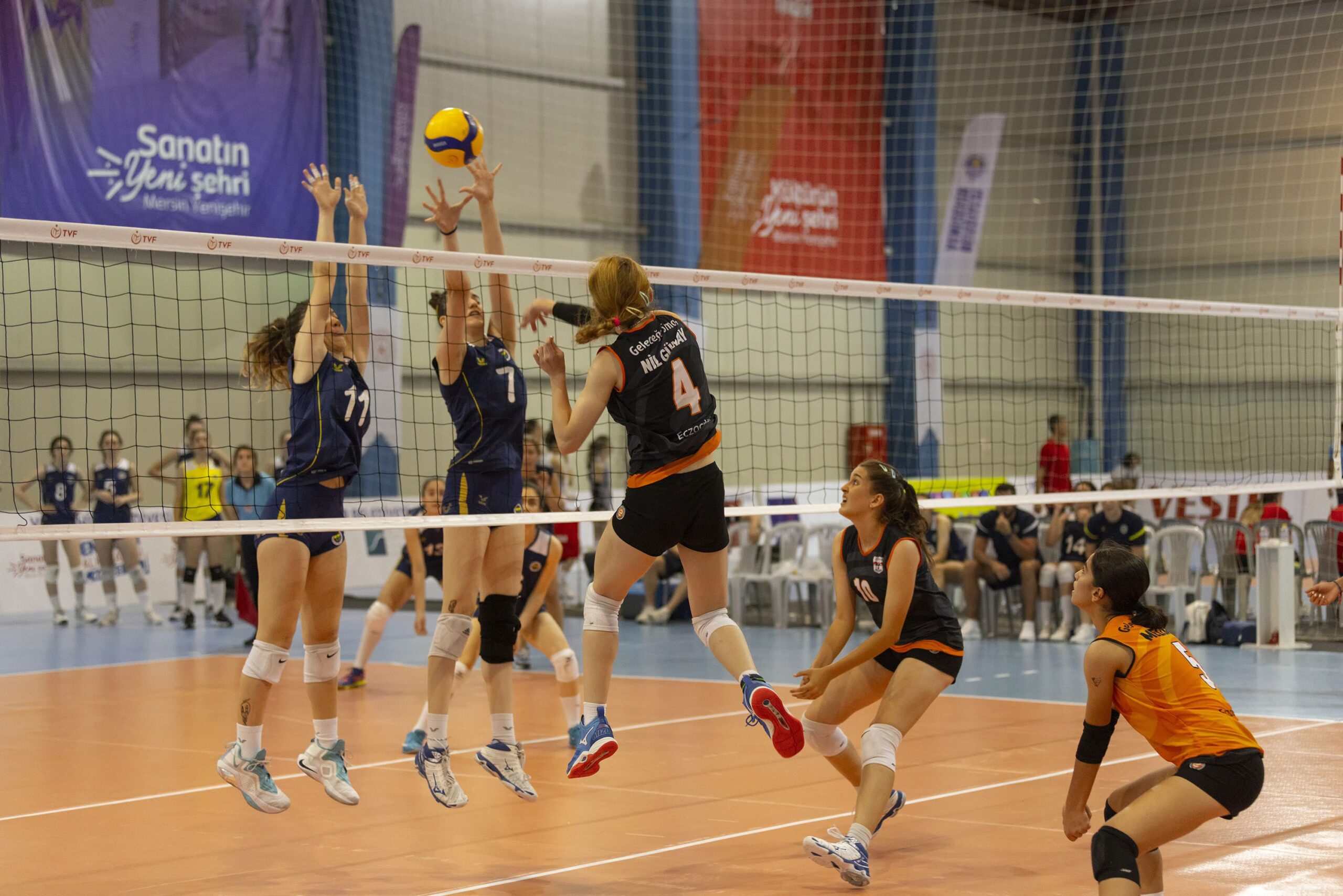 Eczacıbaşı Geleceğe Smaç