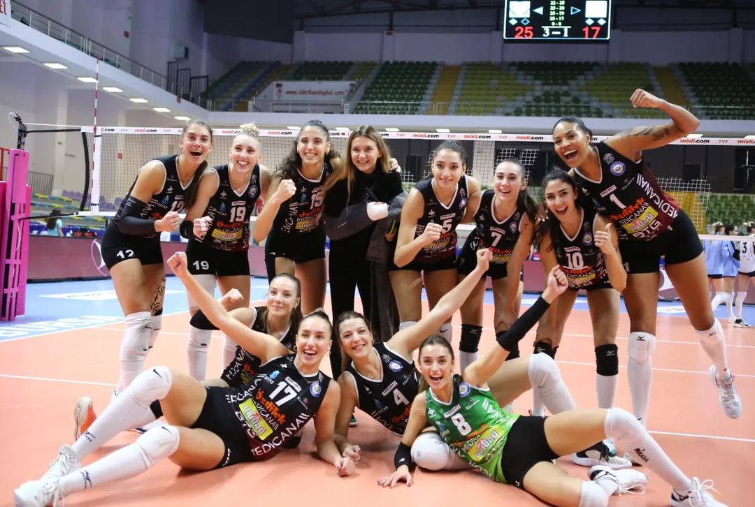 Ertelenen Nilüfer Belediyespor-PTT Maçı Galibiyet Pozu