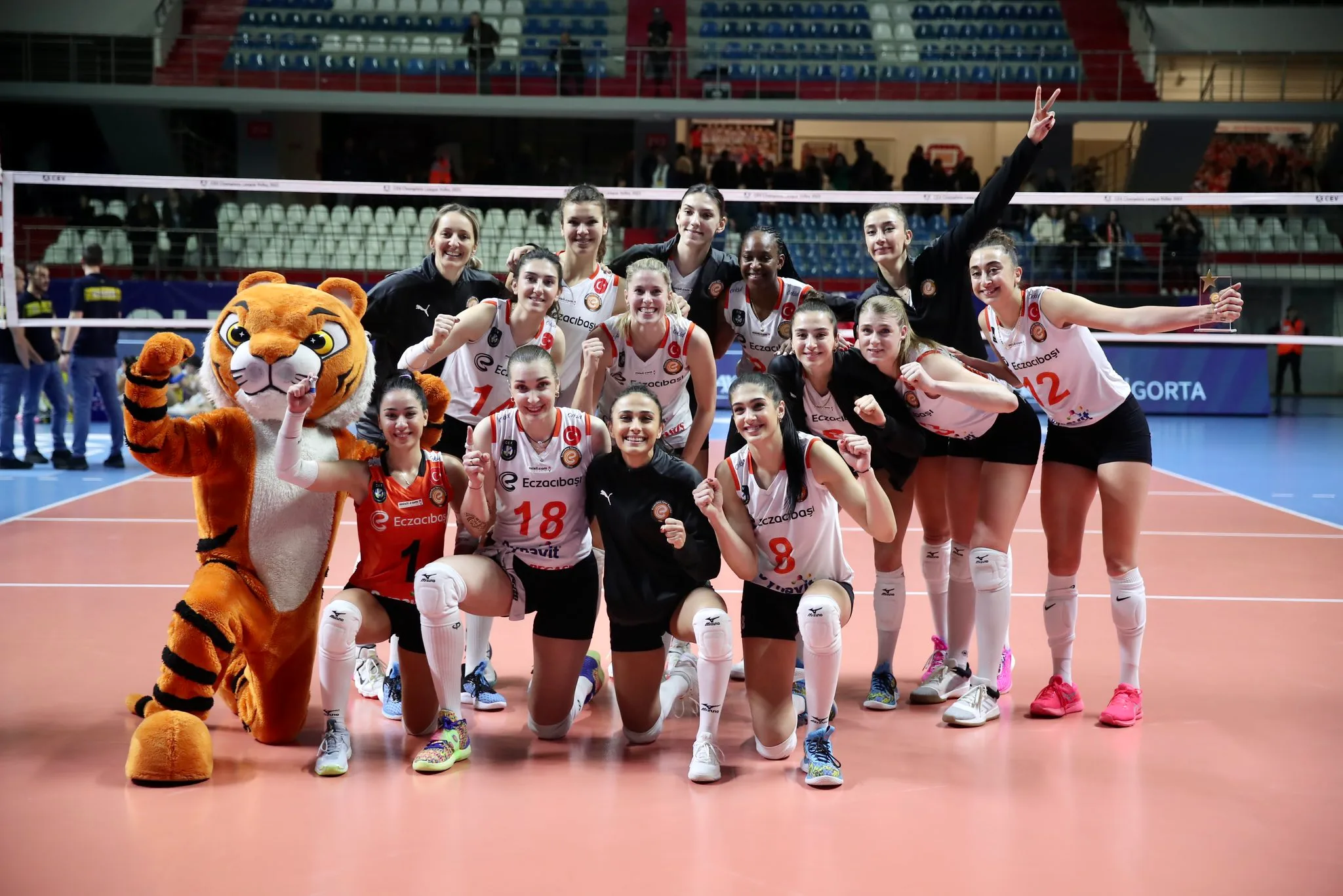 Eczacıbaşı Dynavit Şampiyonlar Ligi'nde 4'te 4