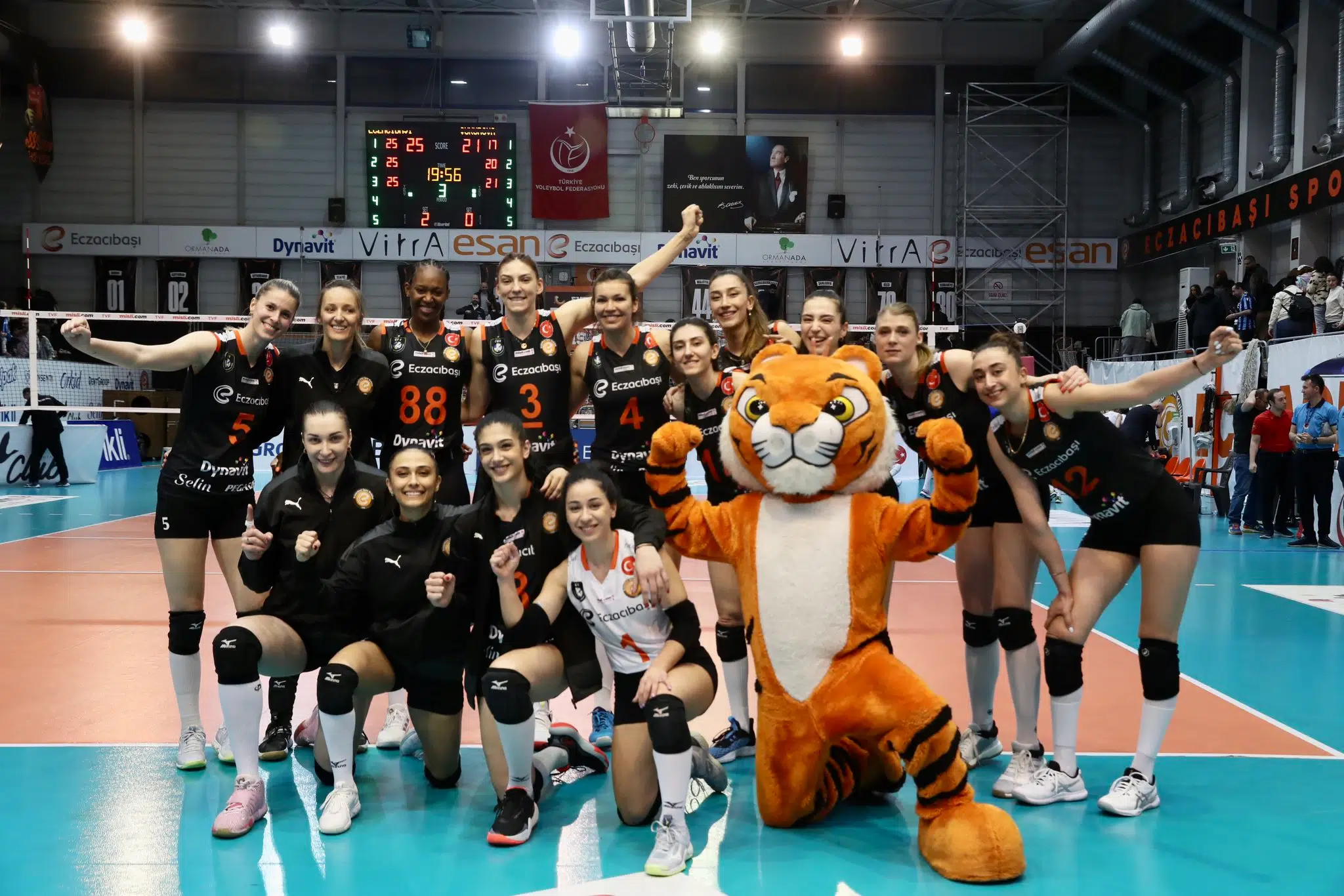 Eczacıbaşı Dynavit Galibiyet Pozu 23. Hafta