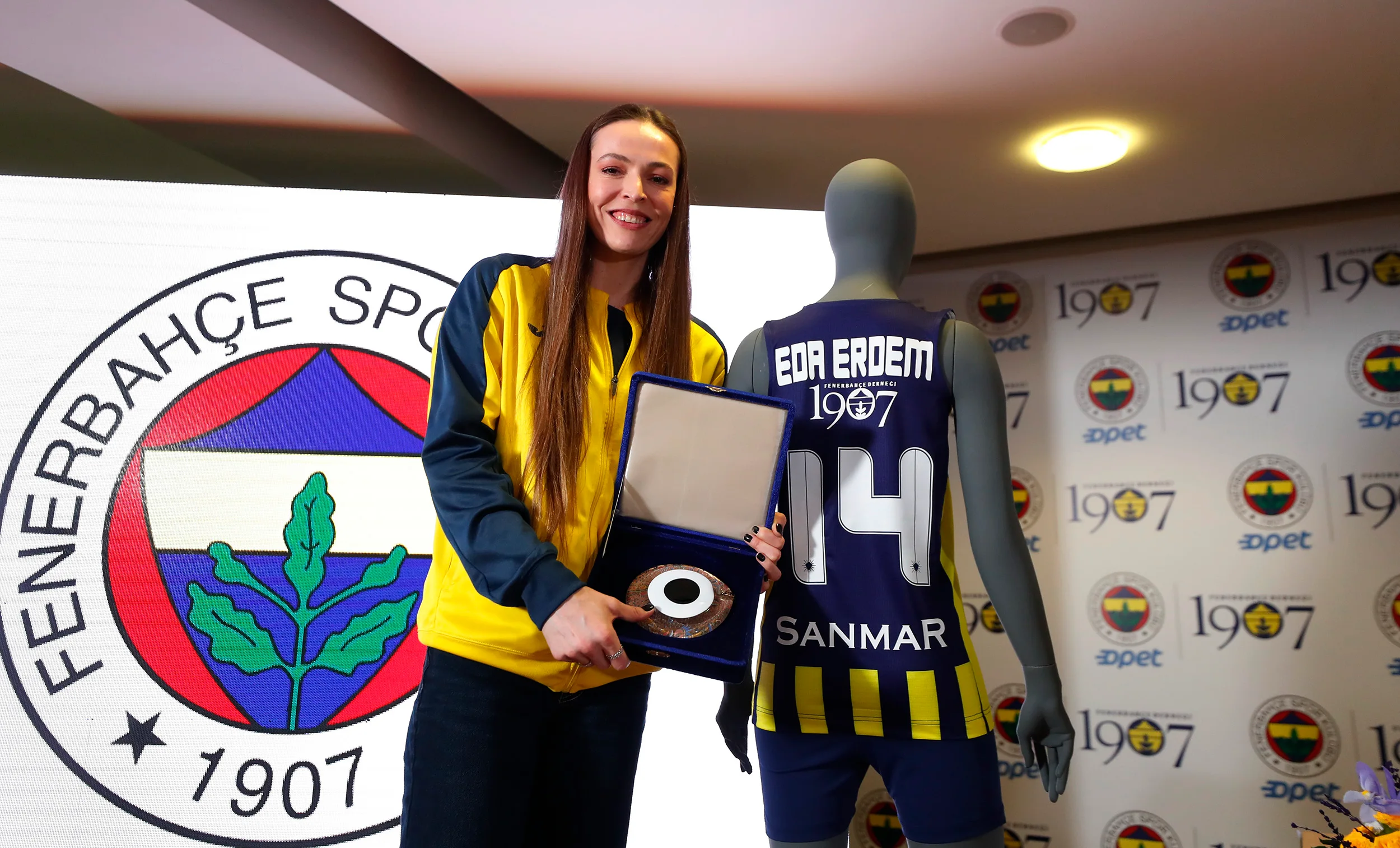 Fenerbahçe'de Yeni Sponsor 1907 Fenerbahçe Derneği Eda Erdem Dündar (1)