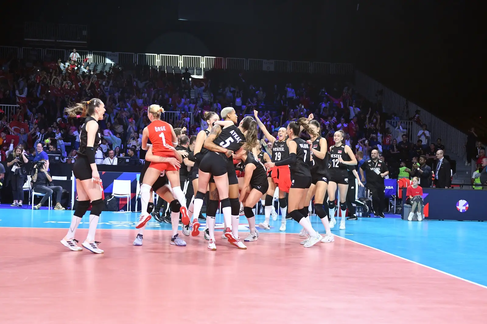 Filenin-Sultanları-Yarı-Finalde (5) Filenin Sultanları Avrupa Şampiyonası'nda Namağlup Yarı Finalde