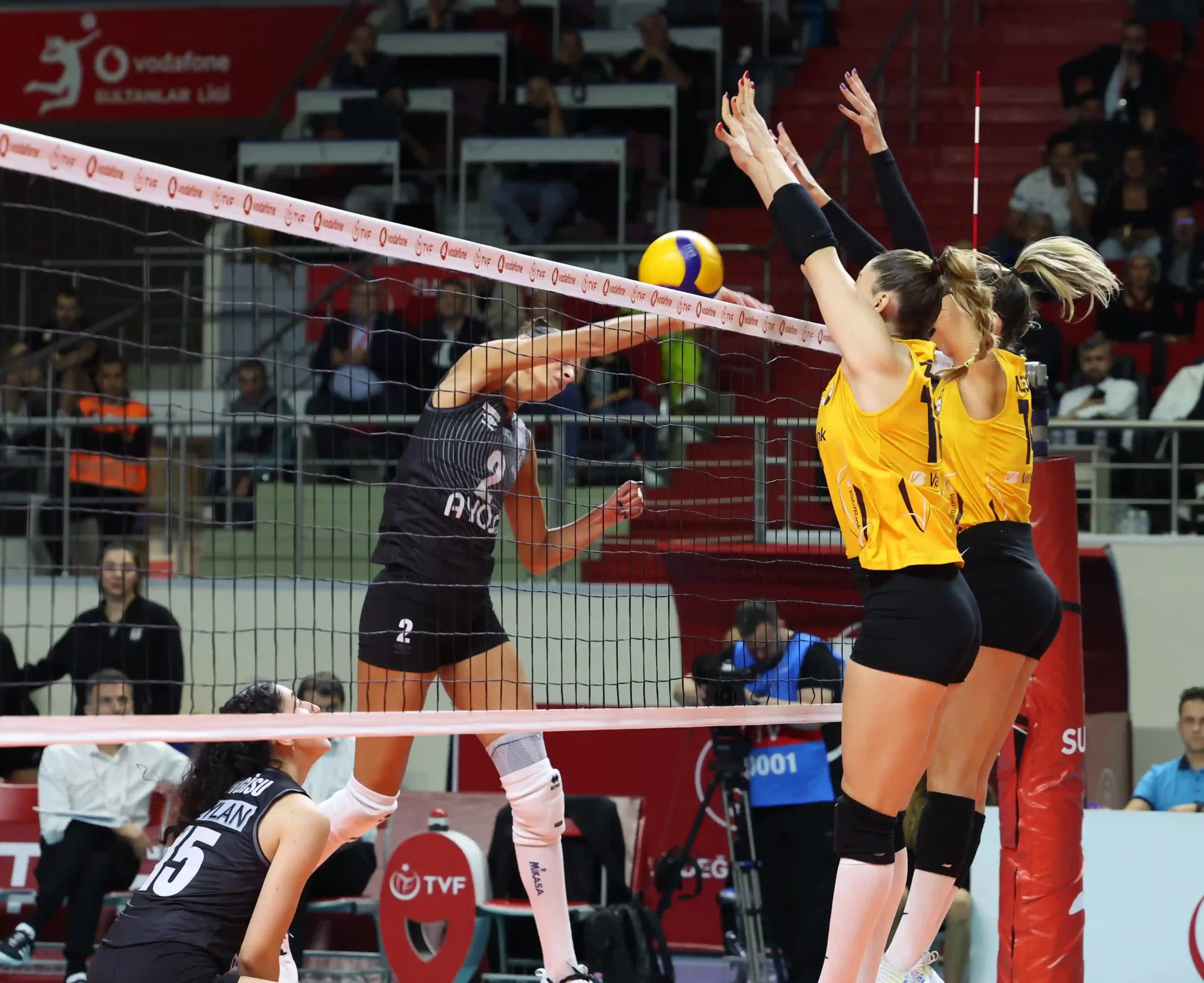 VakıfBank, Beşiktaş Ayos deplasmanında kazandı (3)