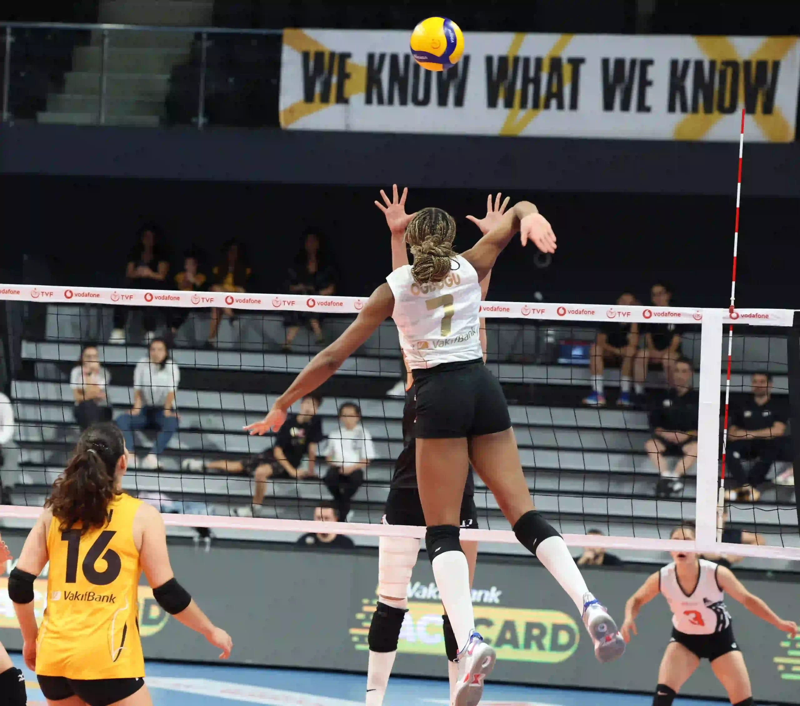 VakıfBank, Vodafone Sultanlar Ligi'ni Galibiyetle Açtı 2