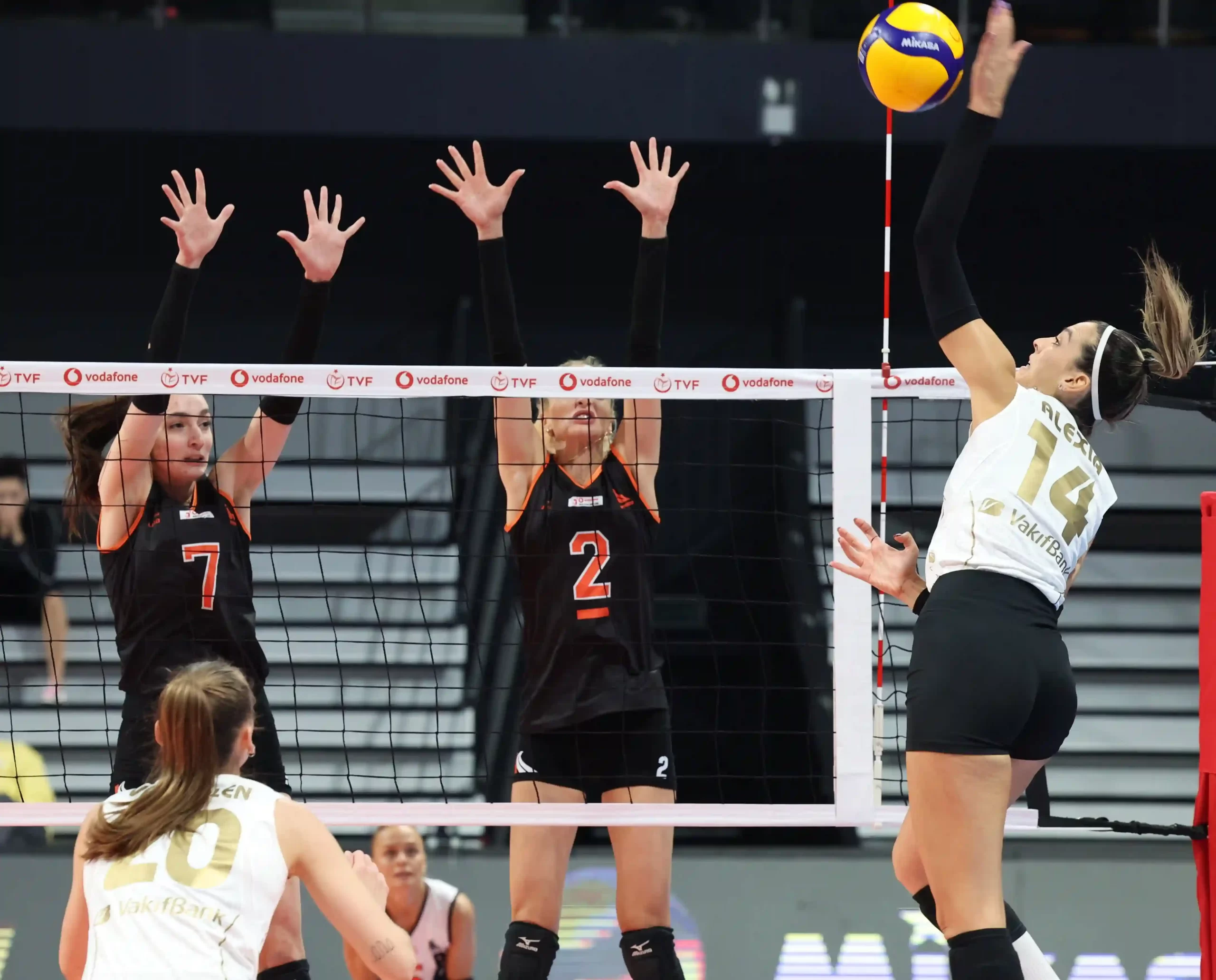 VakıfBank, Vodafone Sultanlar Ligi'ni Galibiyetle Açtı 4