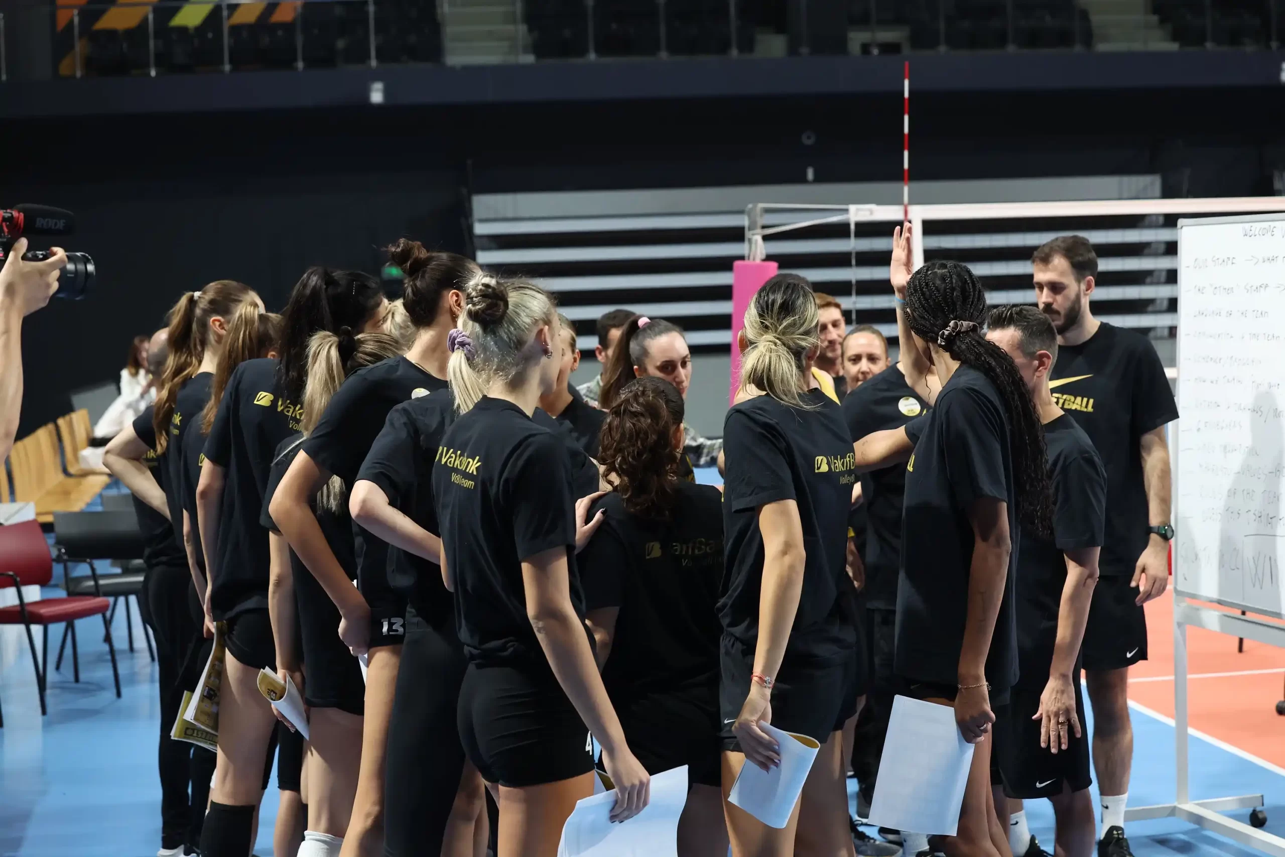 VakıfBank yeni sezonun ilk antrenmanını gerçekleştirdi (1)