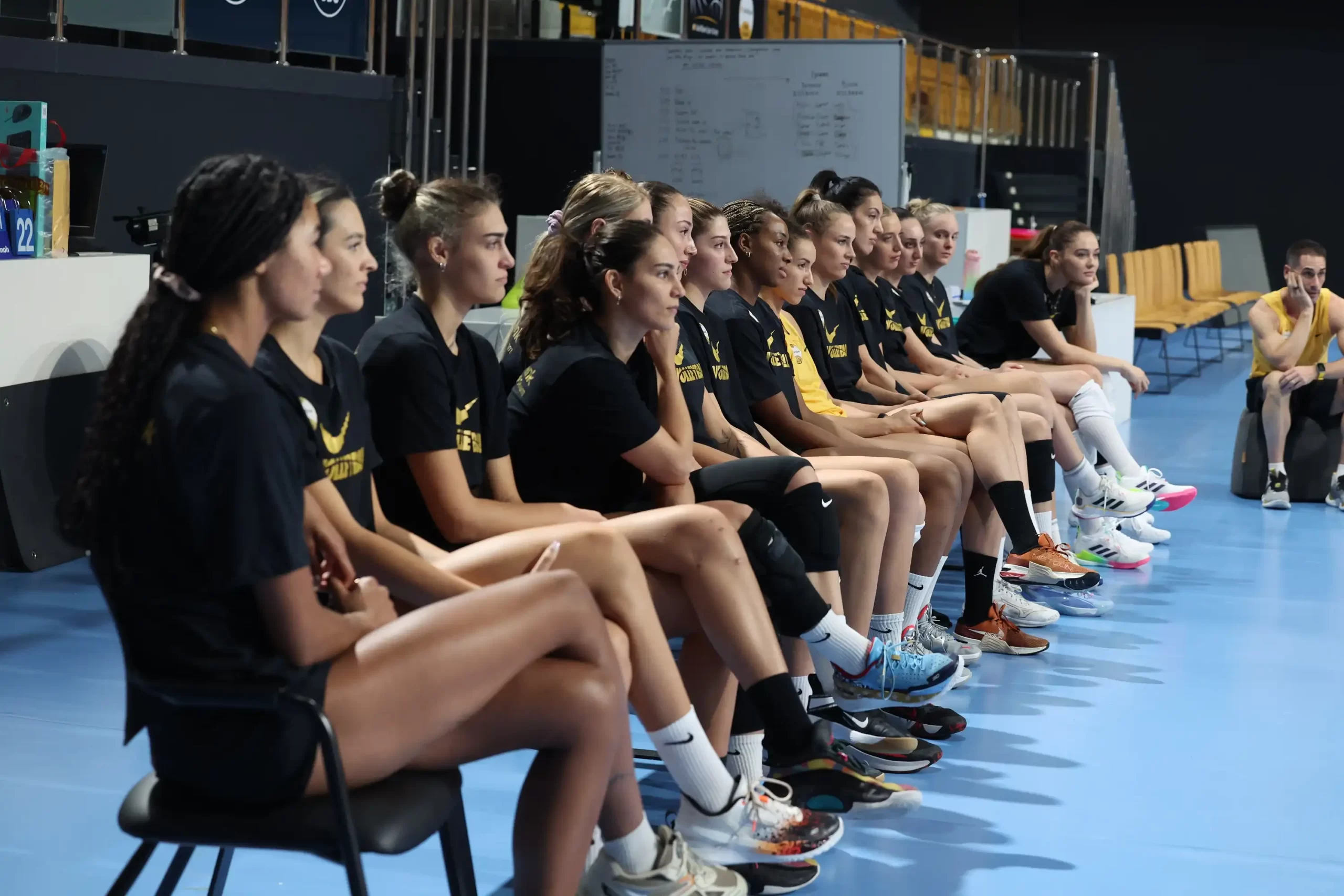 VakıfBank yeni sezonun ilk antrenmanını gerçekleştirdi (2)