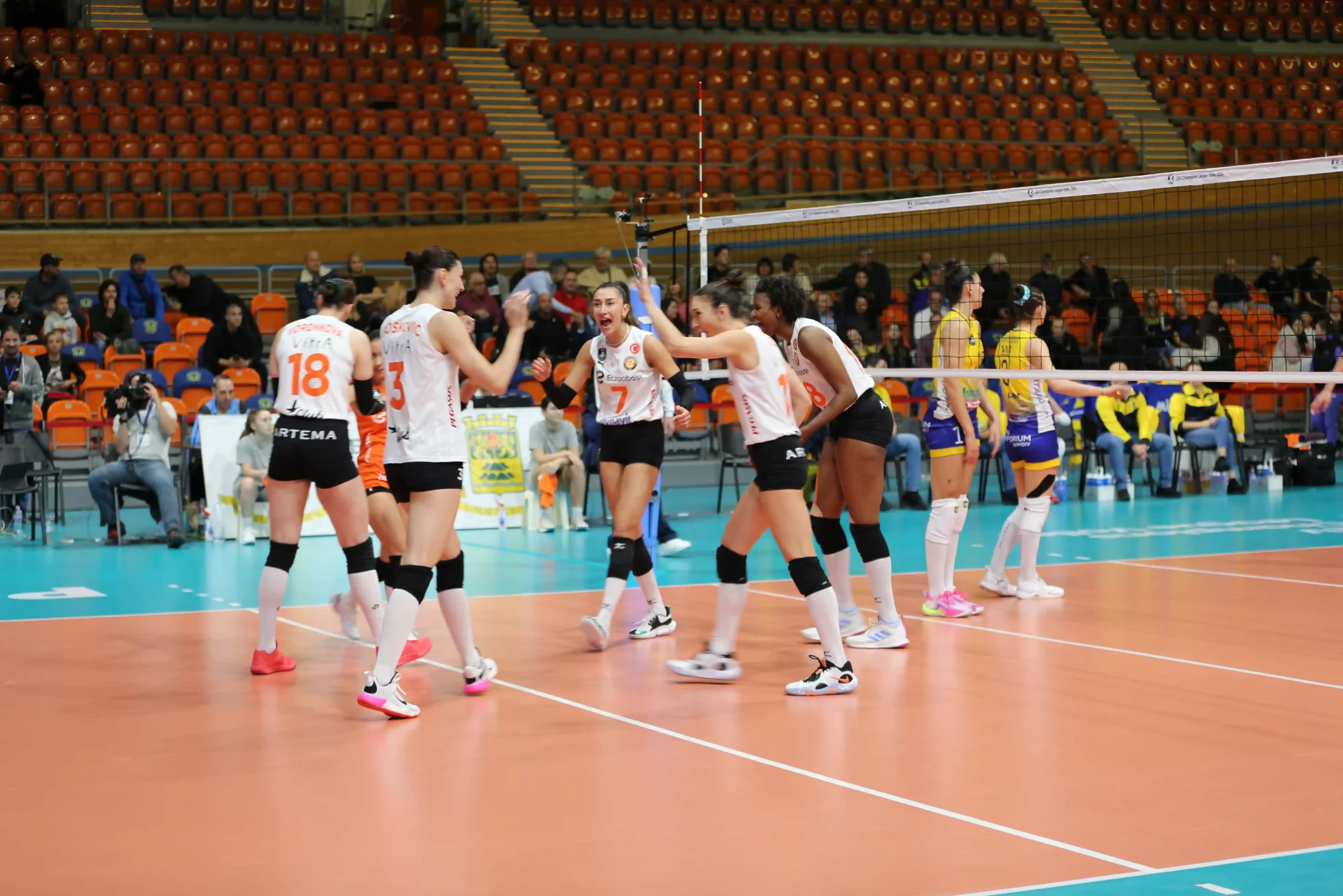 Eczacıbaşı Dynavit, Plovdiv'den Galip Ayrıldı 1