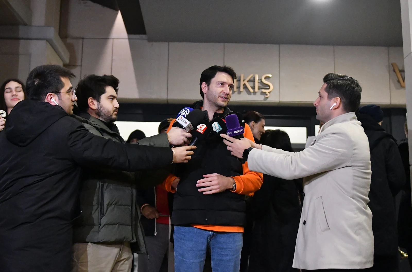 Dünya Şampiyonu Eczacıbaşı Dynavit Yurda Döndü Ferhat Akbaş