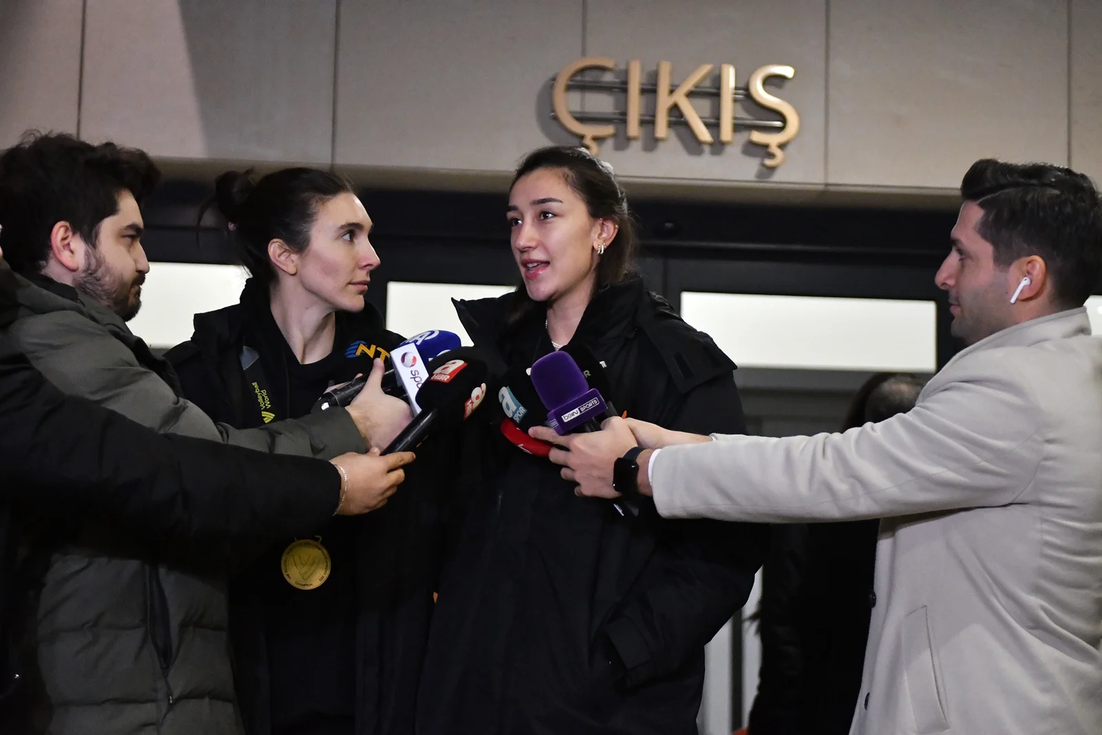 Dünya Şampiyonu Eczacıbaşı Dynavit Yurda Döndü Hande Baladın