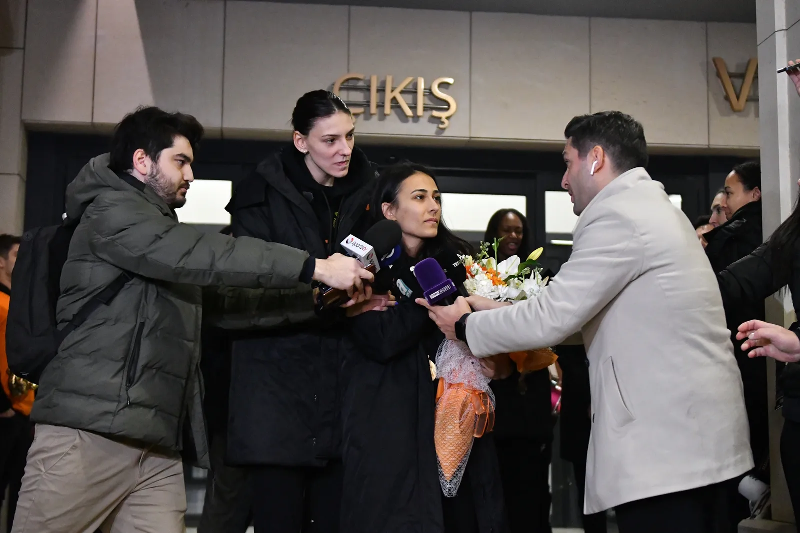 Dünya Şampiyonu Eczacıbaşı Dynavit Yurda Döndü Tijana Boskovic Simge Aköz