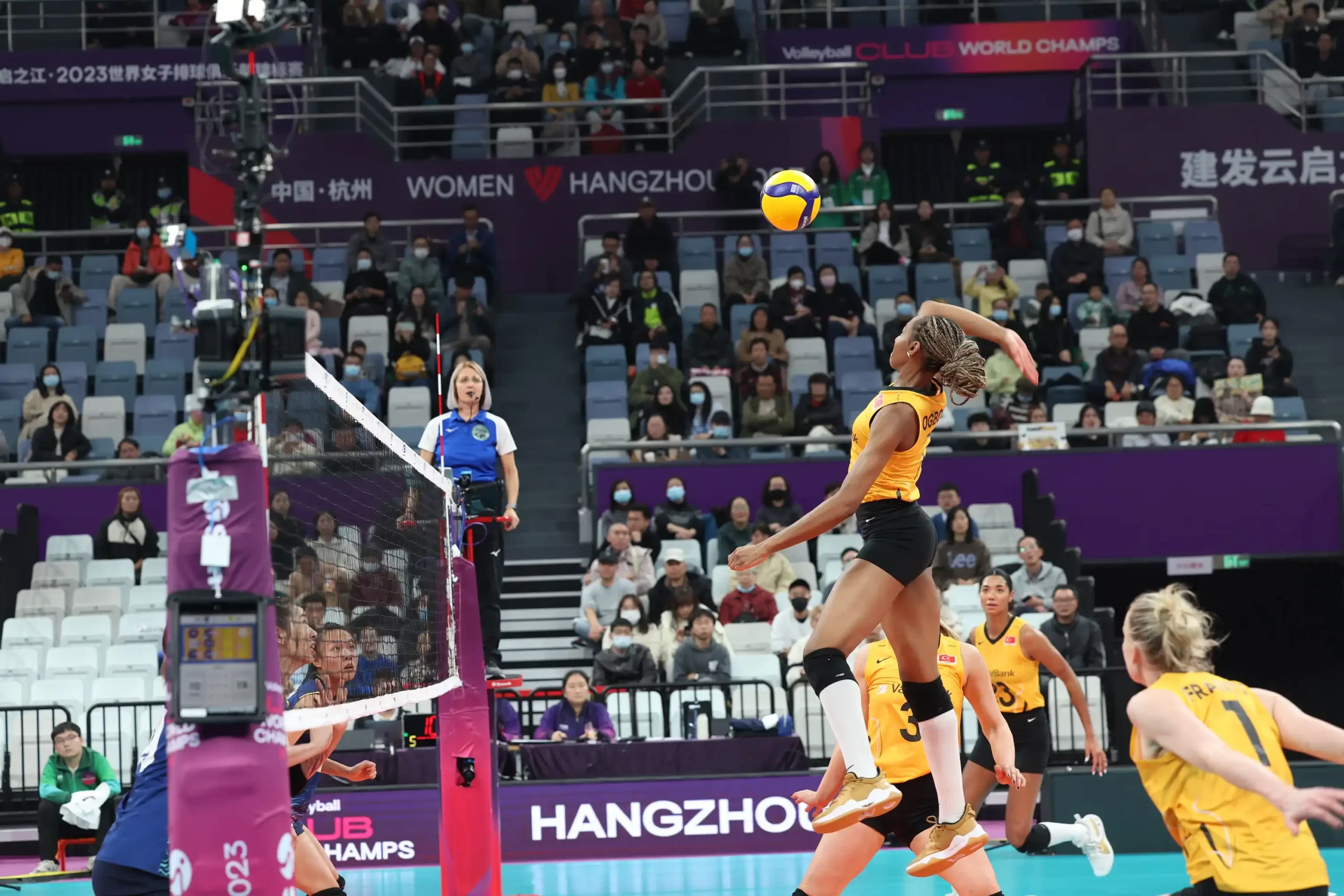 VakıfBank, Şampiyonadaki İlk Maçında Galip 4
