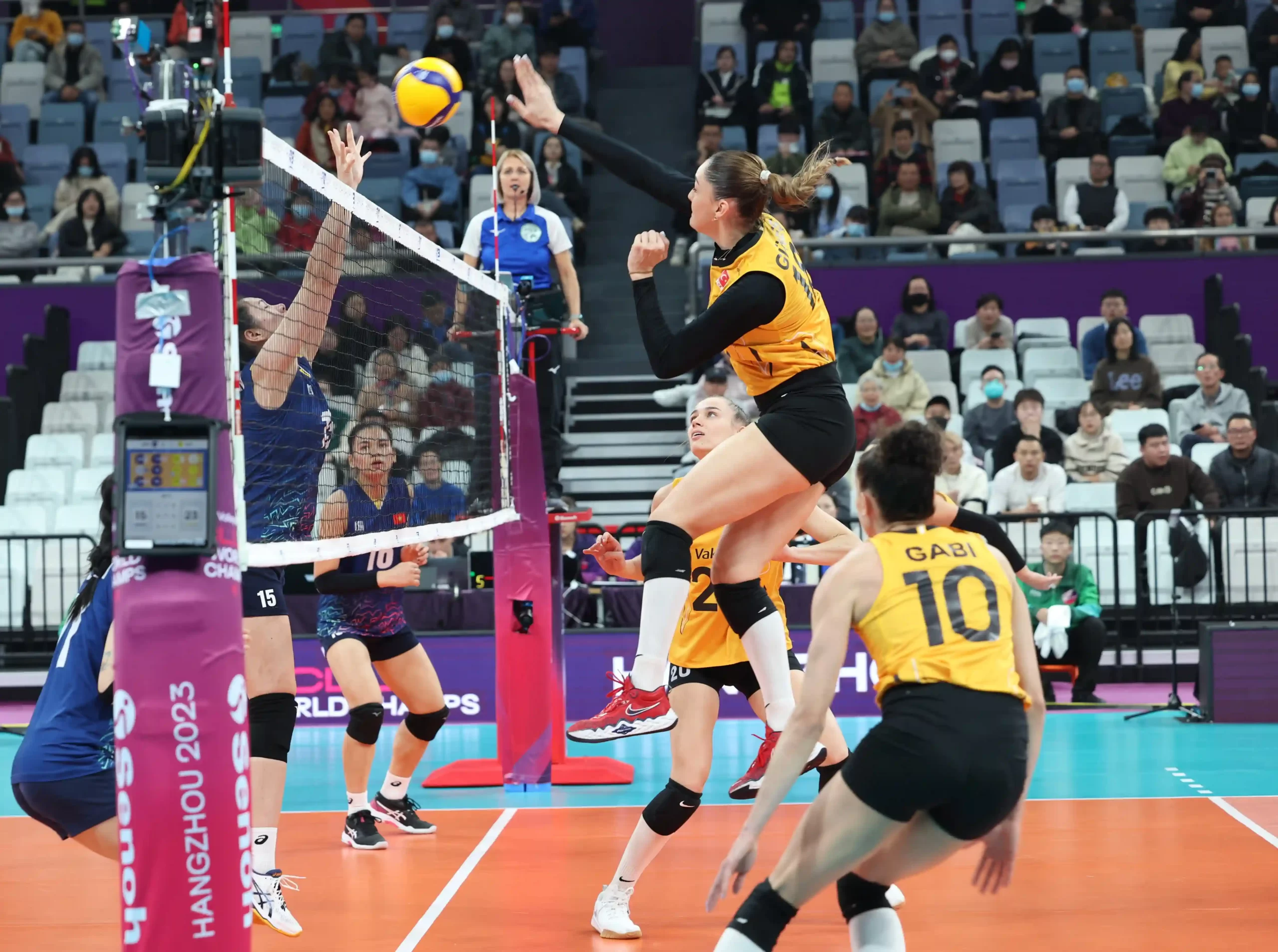 VakıfBank, Şampiyonadaki İlk Maçında Galip 5