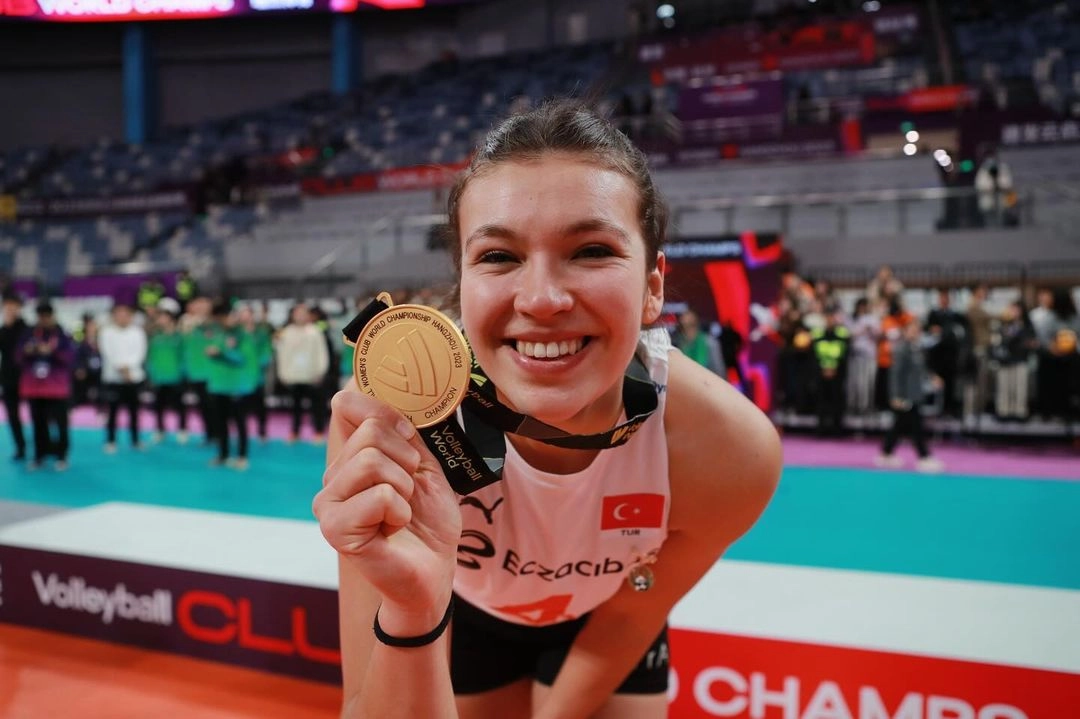 Beyza Arıcı: "Paris'te olmayı düşünmek bir rüya gibi."1