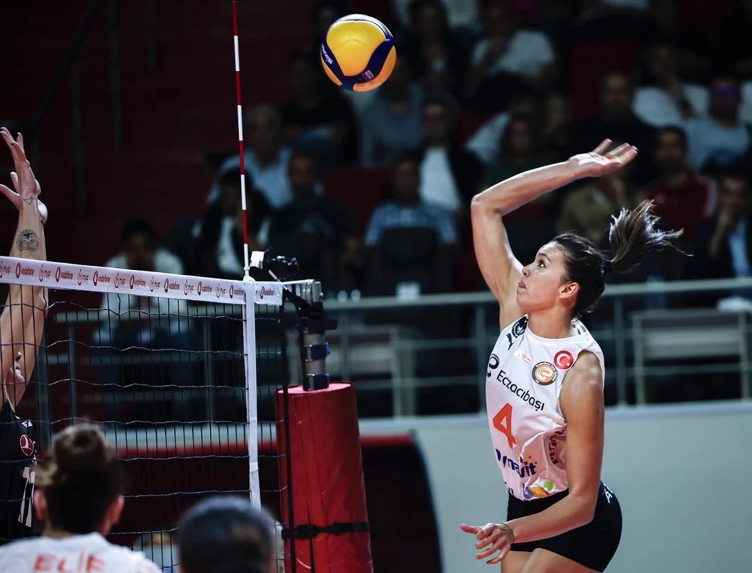 Beyza Arıcı: "Paris'te olmayı düşünmek bir rüya gibi."7