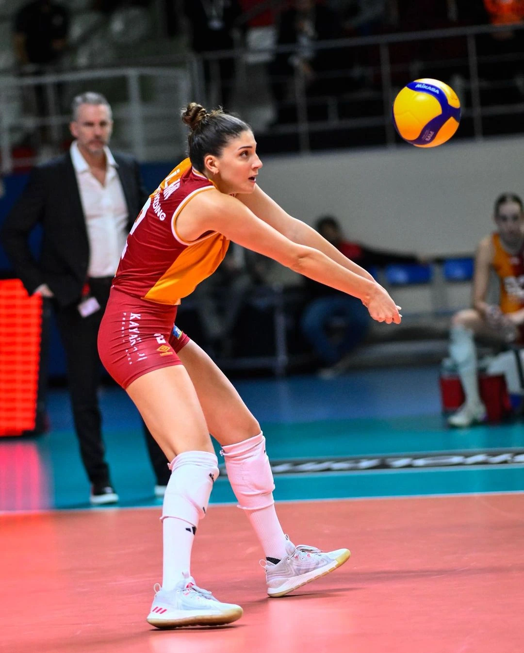 "İlk hedefim Galatasaray'da bayrak oyuncu olmaktansa Galatasaray'la başarılı olmak."4