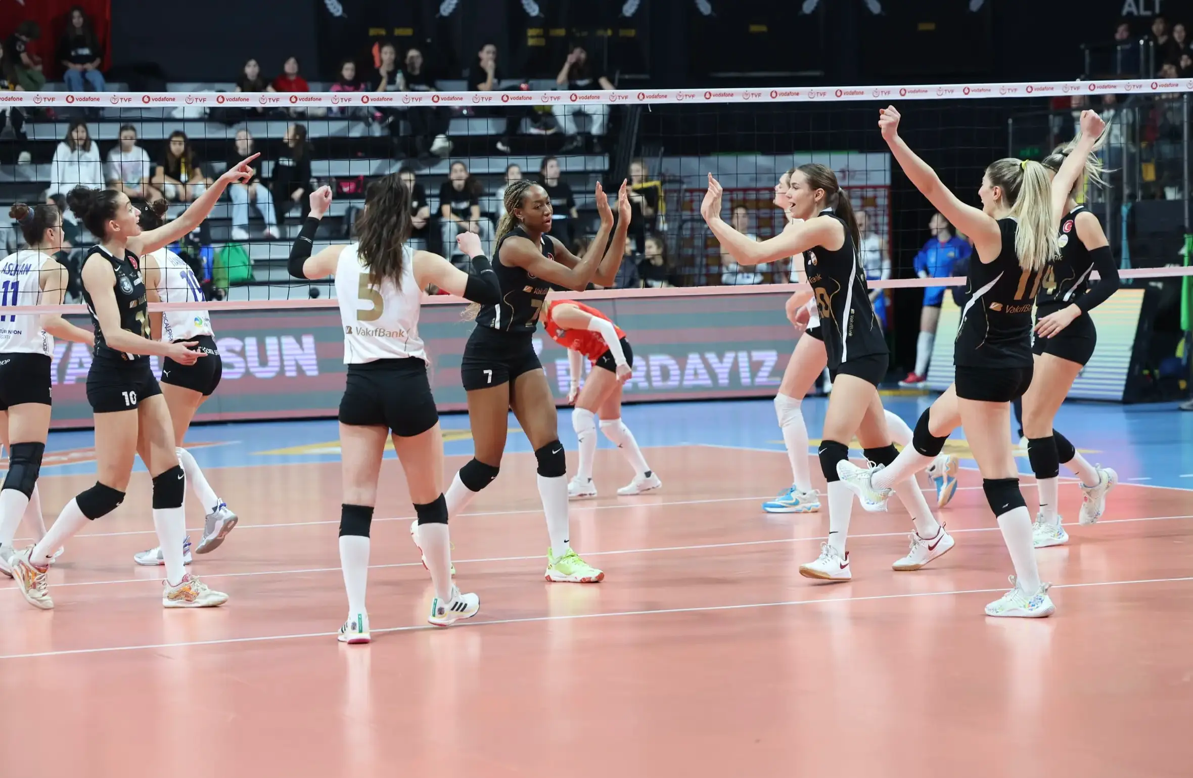 VakıfBank, Muratpaşa Karşısında Zorlu Bir Galibiyet Aldı2
