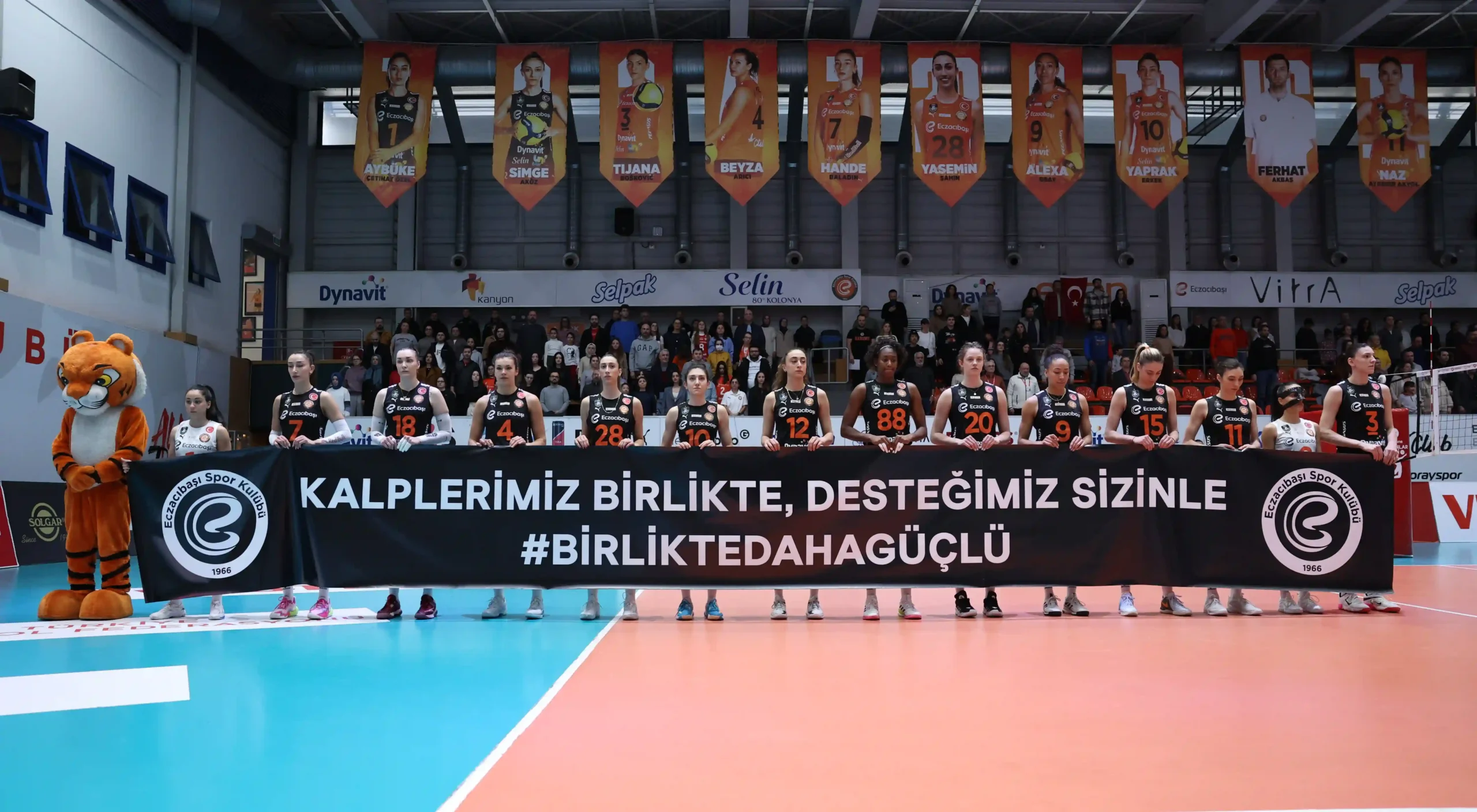 Eczacıbaşı, #BirlikteDahaGüçlü” Yazılı Pankart ve Tişörtle Sahadaydı 1