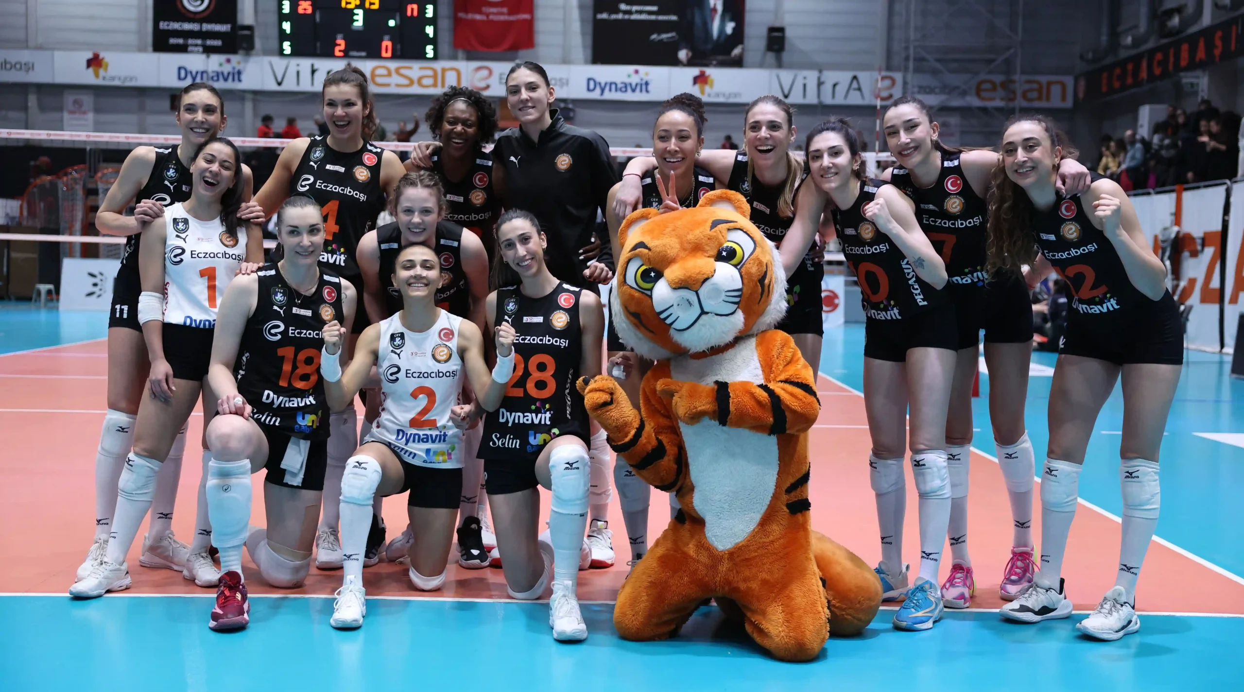 Eczacıbaşı, #BirlikteDahaGüçlü” Yazılı Pankart ve Tişörtle Sahadaydı 2