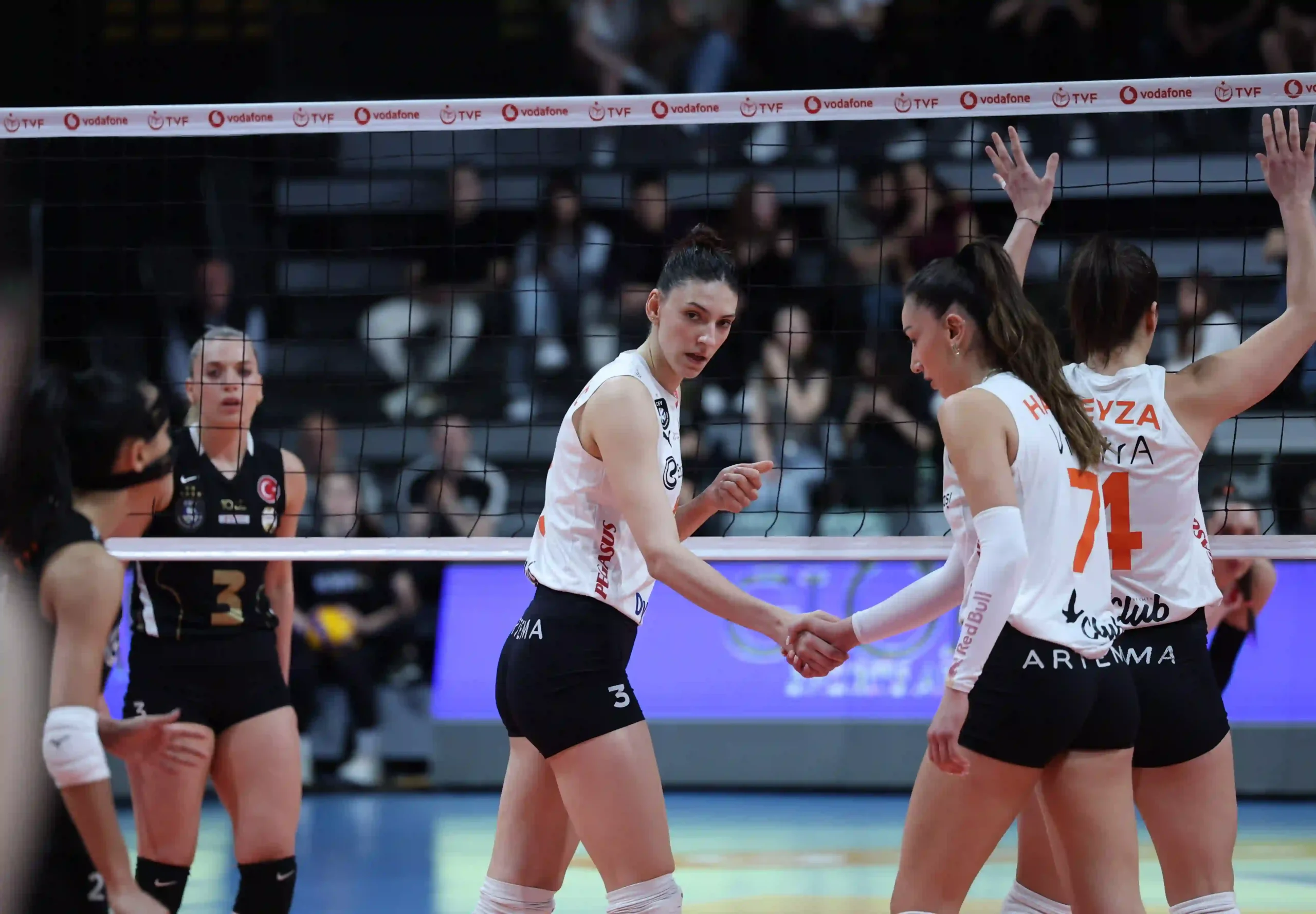 Eczacıbaşı, Finalde Fenerbahçe'nin Rakibi Oldu3