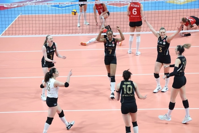 VakıfBank, Sultanlar Ligi’ni 3. Tamamladı2