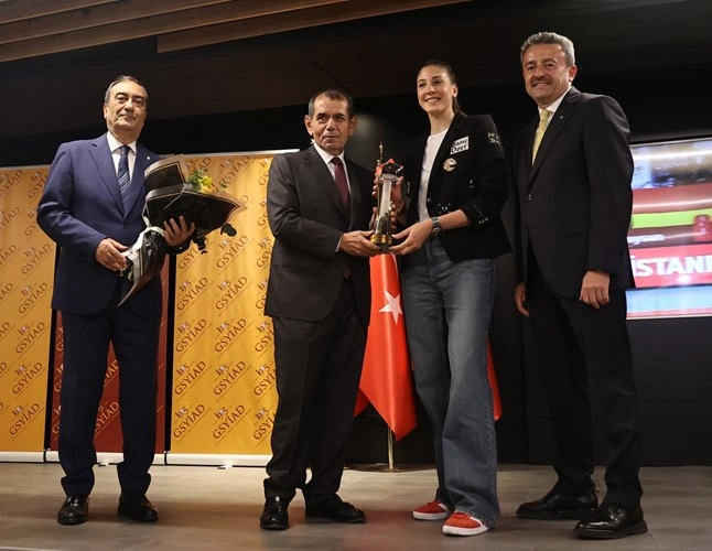 İlkin Aydın Galatasaray'da Yılın En İyi Kadın Sporcusu Seçildi1