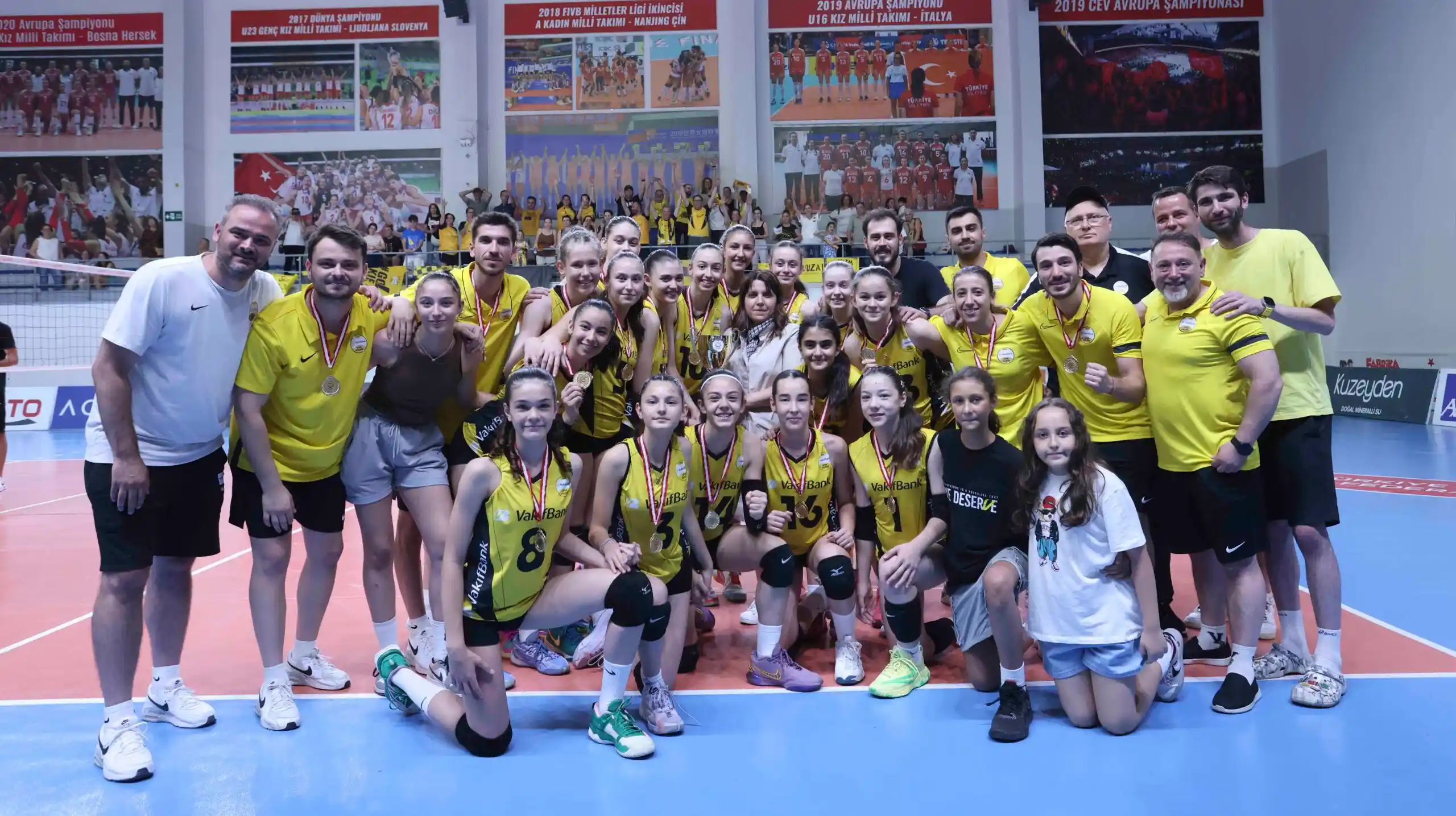 Midi Kızlar Türkiye Şampiyonu VakıfBank Oldu1