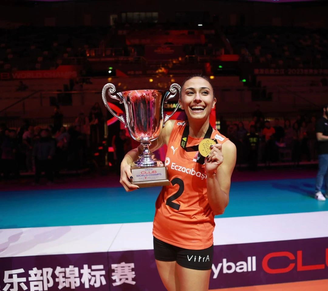 Simge Aköz 2 Sezon Daha Eczacıbaşı'nda1